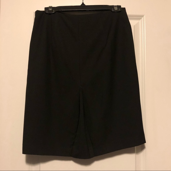 Blk pencil skirt size 2 The Limited wardrobestaple - Picture 2 of 6